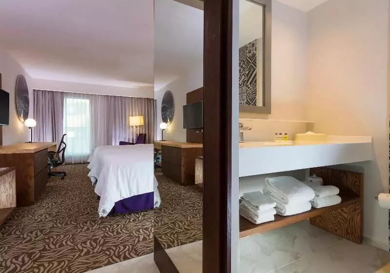 Standard Room, Doubletree By Hilton London Heathrow Airport