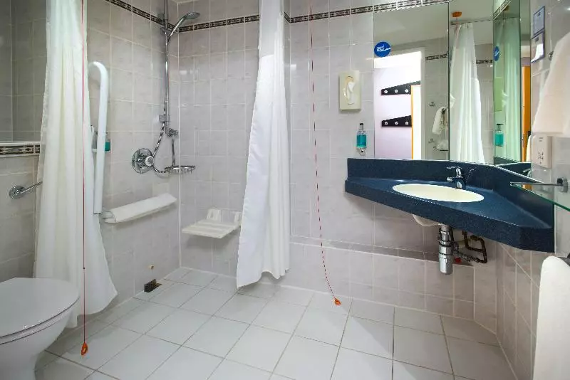 اتاق استاندارد برای معلولان, Holiday Inn Express Stafford, An Ihg