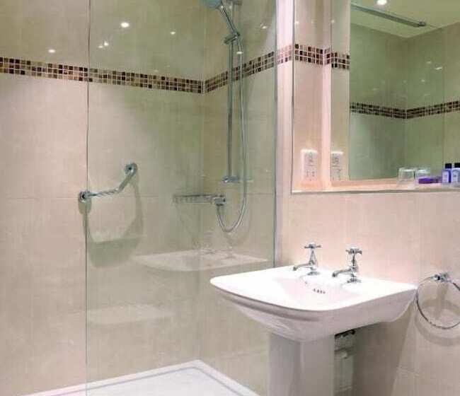 Номер Deluxe, Macdonald Kilhey Court
