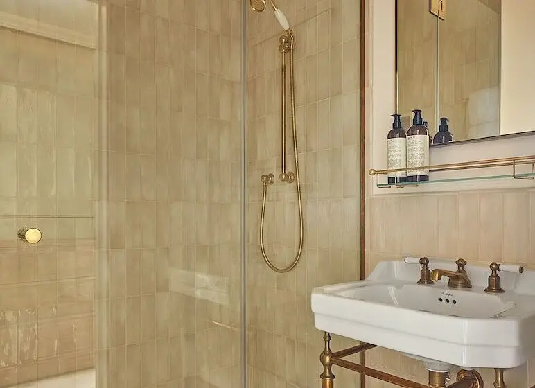 Classic Room, Miiro Templeton Garden