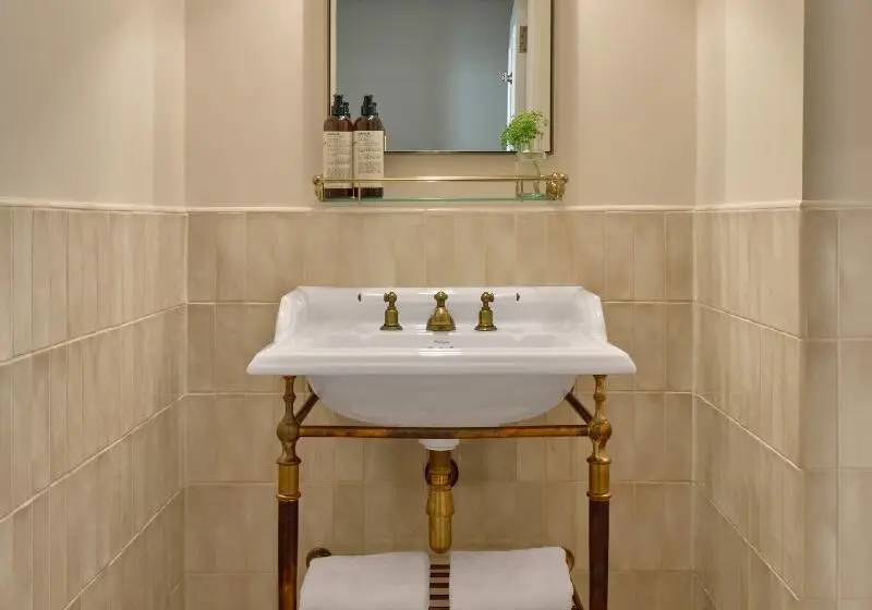 Superior Room King Size Bed, Miiro Templeton Garden