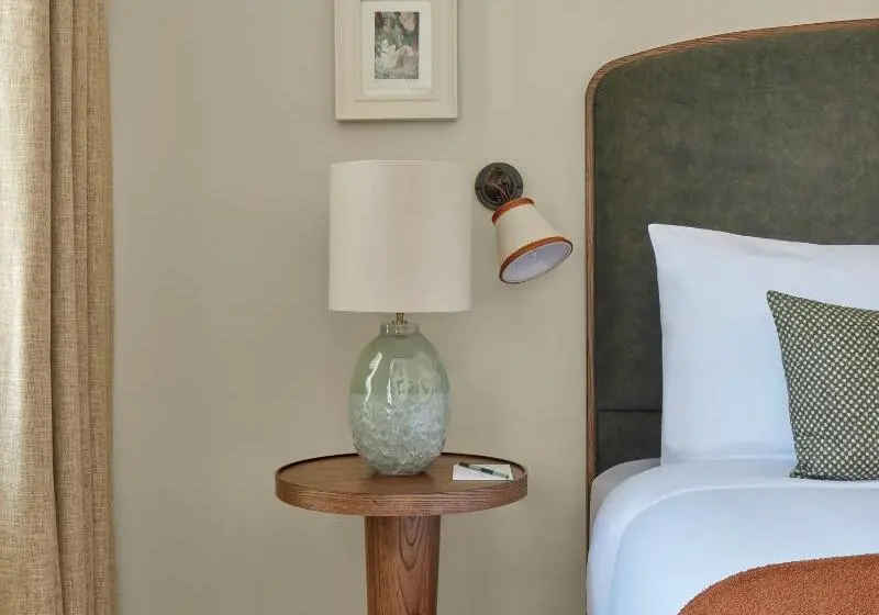 Superior Room King Size Bed, Miiro Templeton Garden