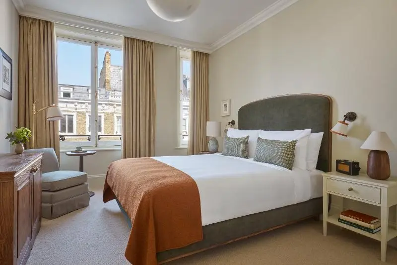 Superior Room King Size Bed, Miiro Templeton Garden