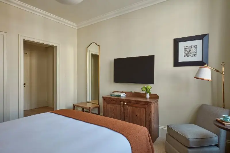 Superior Room King Size Bed, Miiro Templeton Garden