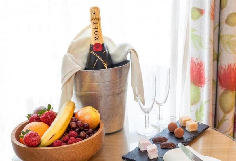 패밀리 룸, Moorings