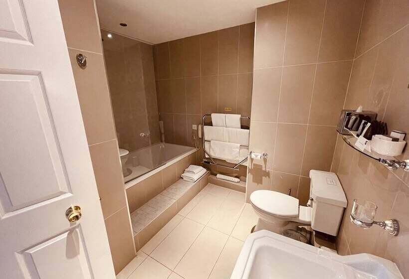 패밀리 룸, Nuthurst Grange Country House