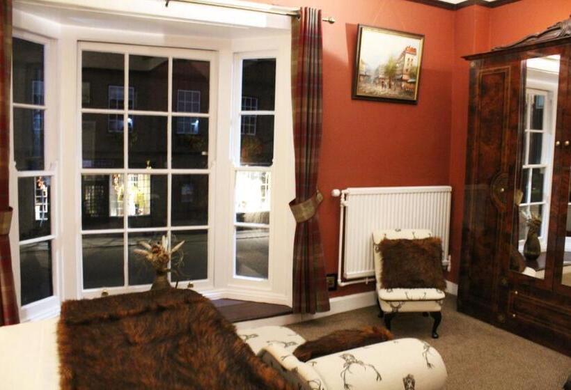 סוויטת ג'וניור, The Lion