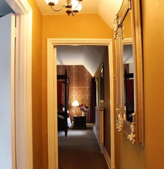 סוויטת ג'וניור, The Lion