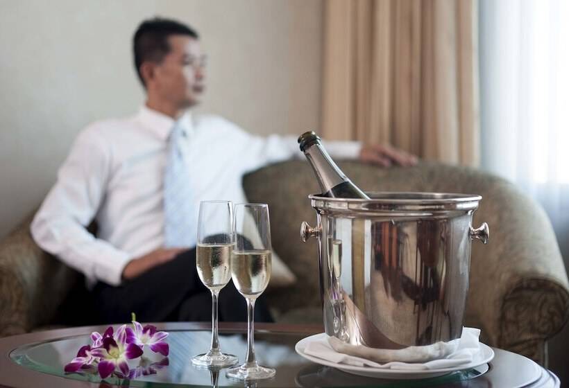 סוויטת ג'וניור, The Great Duke Phnom Penh