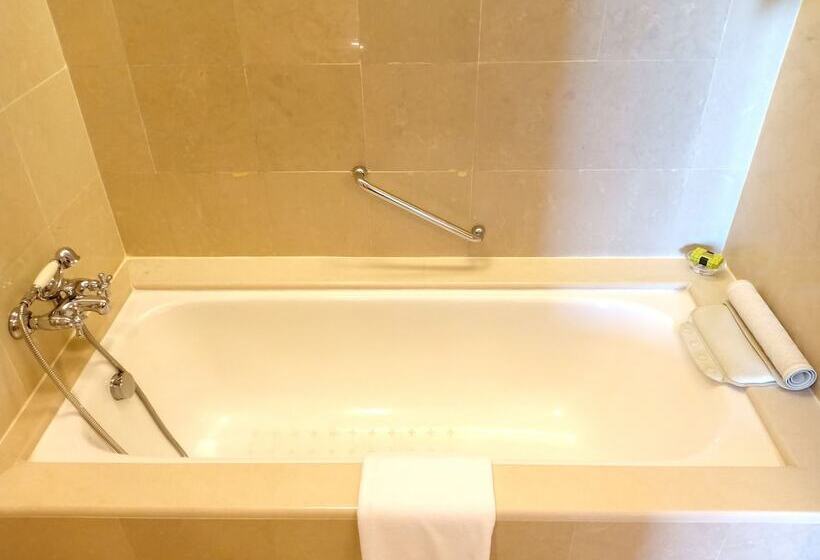 סוויטת ג'וניור, The Great Duke Phnom Penh