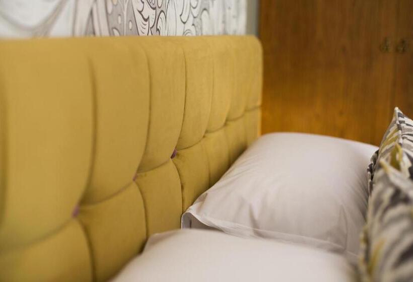 Полулюкс, The Stanneylands