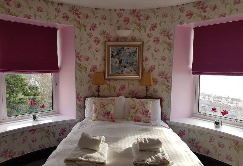 スタンダードルーム, Tyr Graig Castle