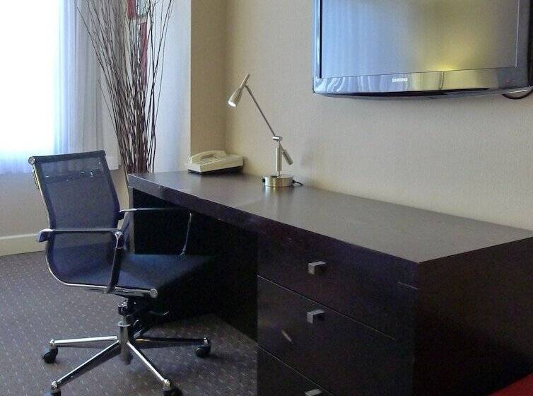 キングサイズベッドのスイートルーム, Armon Plaza Montreal Airpt, Trademark Collection By Wyndham