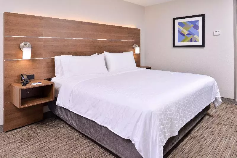اتاق استاندارد با تخت بزرگ, Armon Plaza Montreal Airpt, Trademark Collection By Wyndham