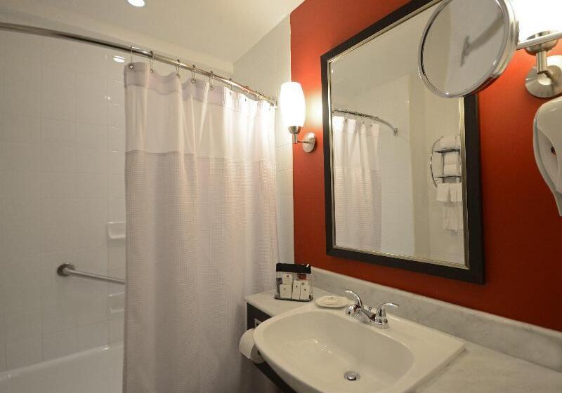 이그제큐티브 룸 킹사이즈 침대, Armon Plaza Montreal Airpt, Trademark Collection By Wyndham