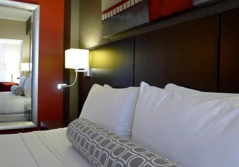 キングサイズベッドのエクゼクティブルーム, Armon Plaza Montreal Airpt, Trademark Collection By Wyndham