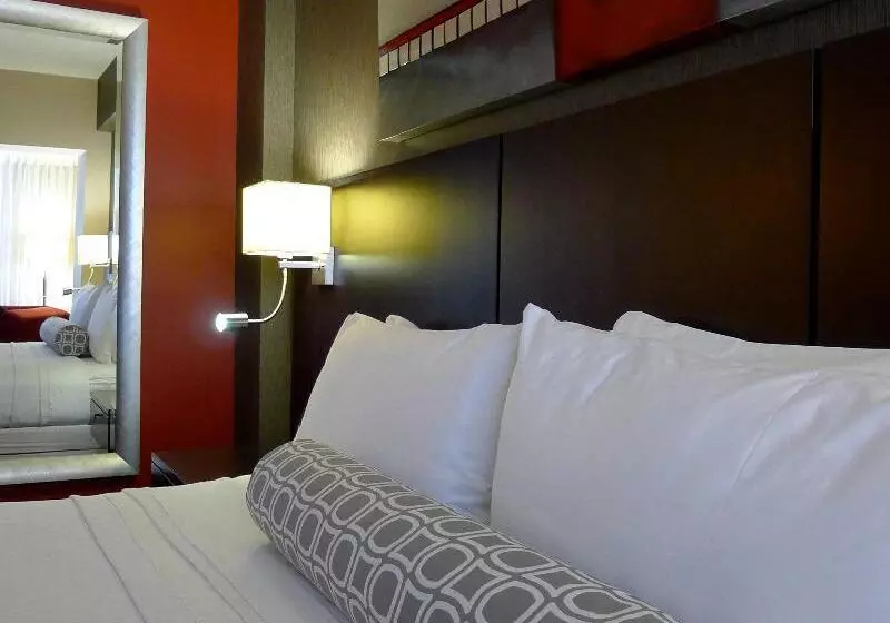 اتاق اجرایی با تخت بزرگ, Armon Plaza Montreal Airpt, Trademark Collection By Wyndham