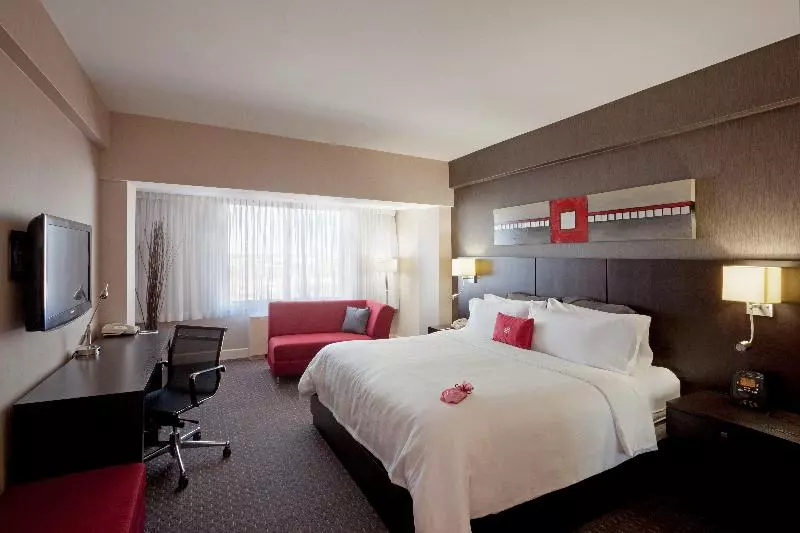 اتاق استاندارد با تخت بزرگ, Armon Plaza Montreal Airpt, Trademark Collection By Wyndham