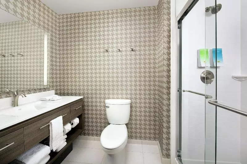 اتاق لوکس, Armon Plaza Montreal Airpt, Trademark Collection By Wyndham