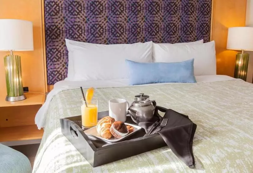 اتاق استاندارد با تخت بزرگ, Best Western Premier Toronto Airport Carlingview