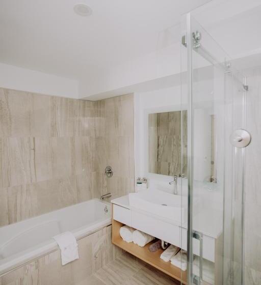 Suite with lake view, La Place Rendez Vous