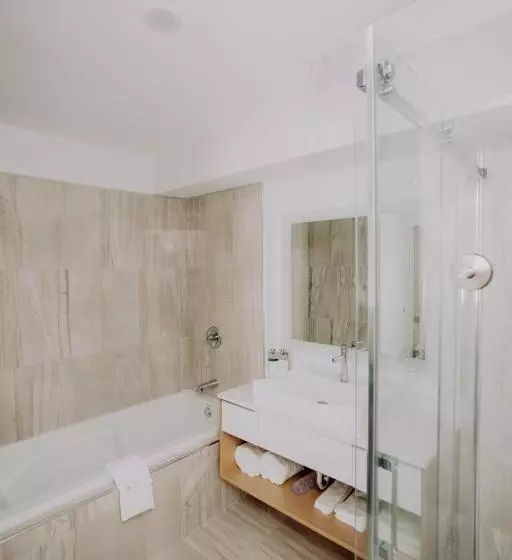 Suite with lake view, La Place Rendez Vous