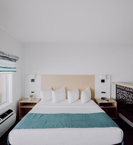 Suite with lake view, La Place Rendez Vous