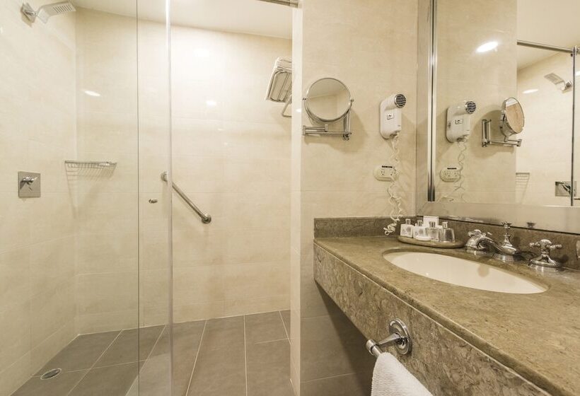 标准间, Dann Carlton Medellin