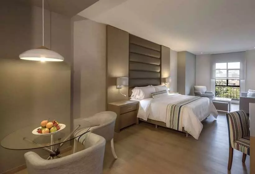 سوییت جونیور, Dann Carlton Medellin