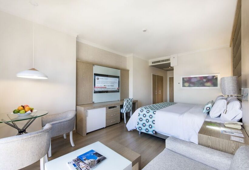 标准单人间, Dann Carlton Medellin