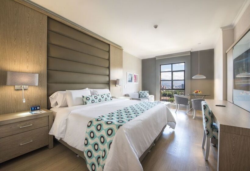 标准单人间, Dann Carlton Medellin