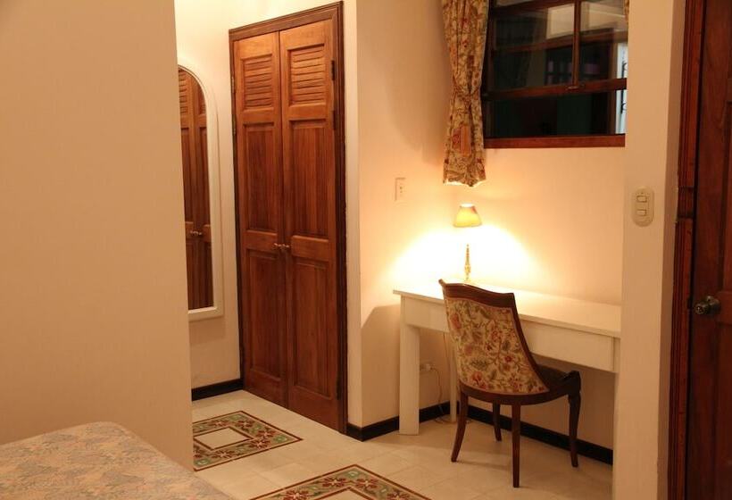 스탠다드 룸, Fleur De Lys