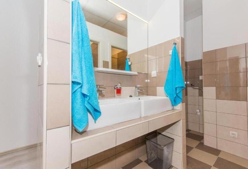 Łóżko we Wspólnym Pokoju, Hostel Petra Marina