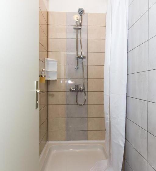 Łóżko we Wspólnym Pokoju, Hostel Petra Marina