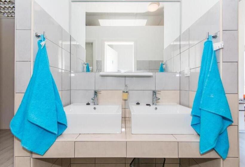 Łóżko we Wspólnym Pokoju, Hostel Petra Marina