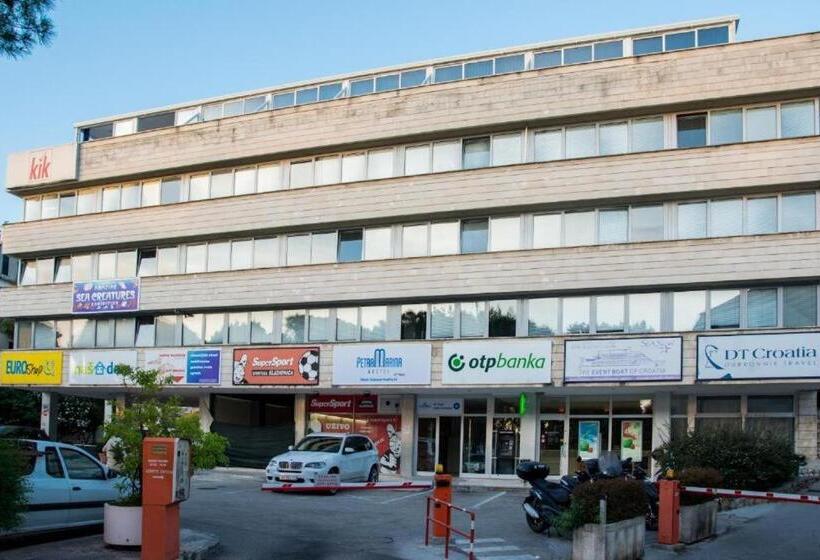 Łóżko we Wspólnym Pokoju, Hostel Petra Marina