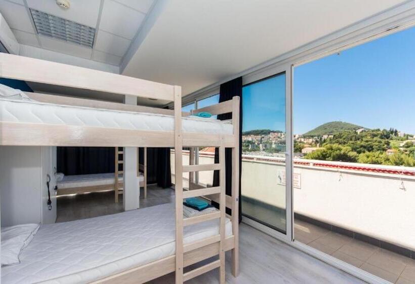 Łóżko we Wspólnym Pokoju, Hostel Petra Marina