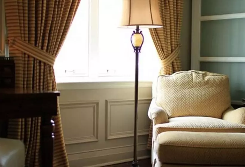 سوییت جونیور, Windsor Arms