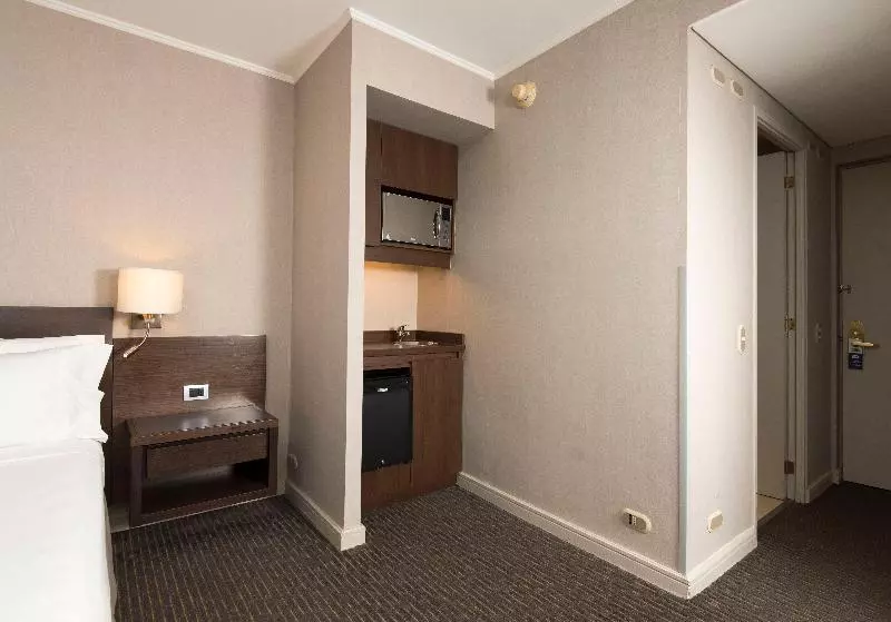 身障者適用キングサイズベッドルーム, Holiday Inn Express   Temuco, An Ihg