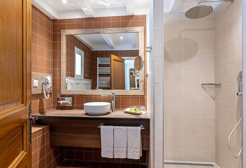 غرفة قياسية ثلاثية, Les Bains Gardians