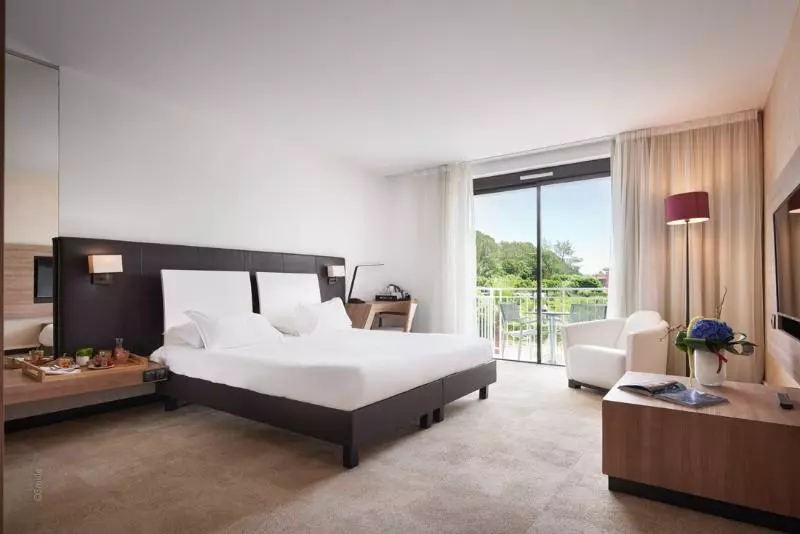 اتاق اجرایی, Mouratoglou Hotel & Resort