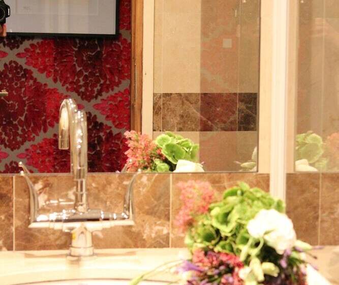 اتاق سوپریور, Prince De Conde