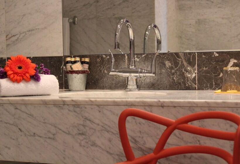 اتاق سوپریور, Prince De Conde