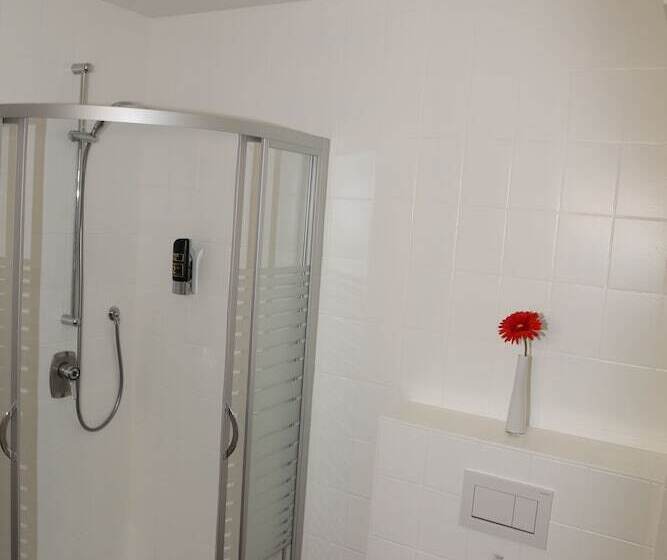 חדר קומפורט לשלושה, Confour