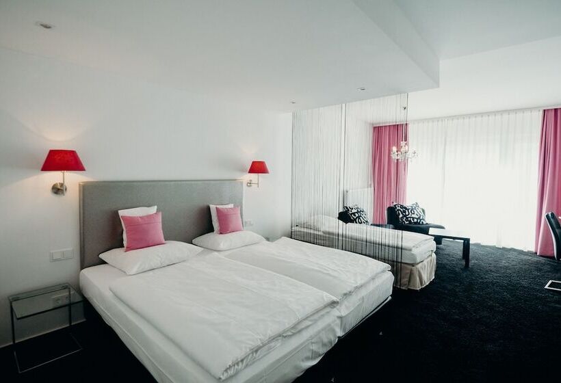 标准三人间, Crystal