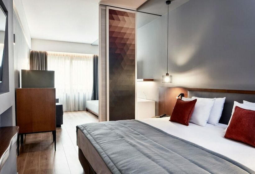 スタンダード4人部屋, Achilleas