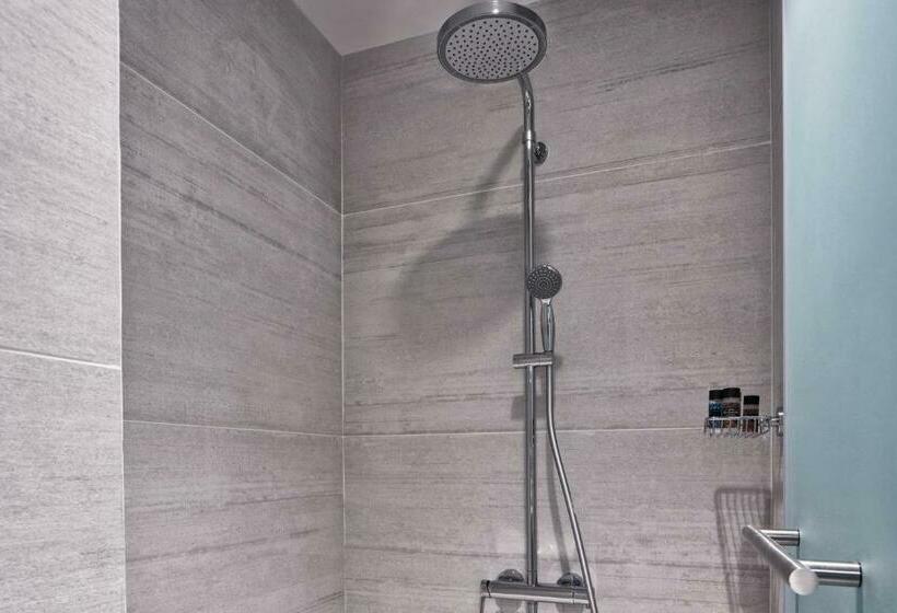 スタンダード4人部屋, Achilleas