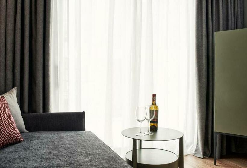 Полулюкс, Achilleas