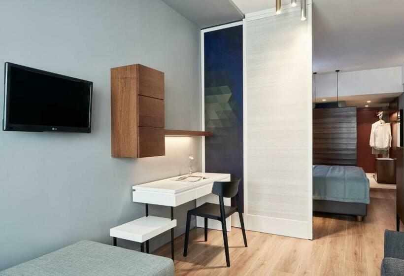 スタンダード4人部屋, Achilleas