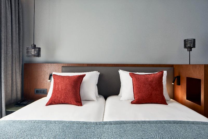 スタンダード4人部屋, Achilleas